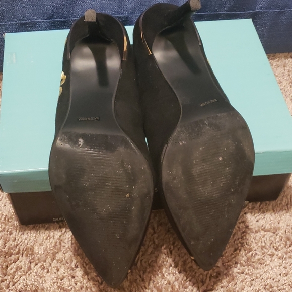 BLACK AND GOLD PUMPS - Picture 4 of 6